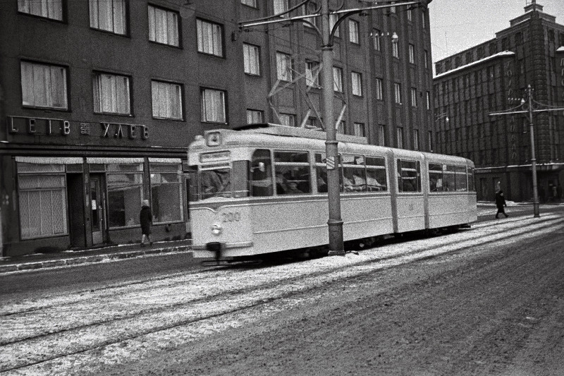 Saksa Demokraatlikust Vabariigist saadud vahelõõtsaga trammivagunid Pärnu maanteel.