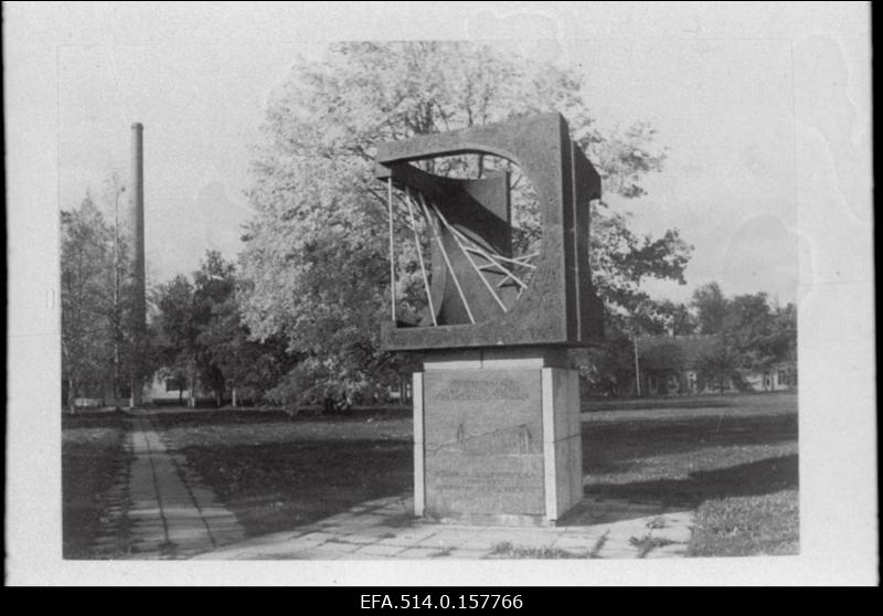 II maailmasõjas hävinud (16. okt. 1941.a.) Kalevivabriku asukohta püstitatud mälestusmärk Vabriku väljakul.