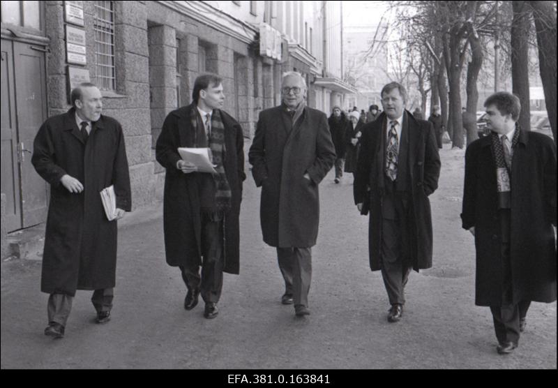 Euroopa Julgeoleku -ja Koostöönõukogu Rahvusvähemuste ülemkomissar Max van der Stoel (keskel) koos oma nõuniku A. Rönquisti (paremalt 2. ) ja OSCE missiooni esindaja Larseniga (vasakult 2.) visiidi ajal Narva tutvuvad nad linnaga.