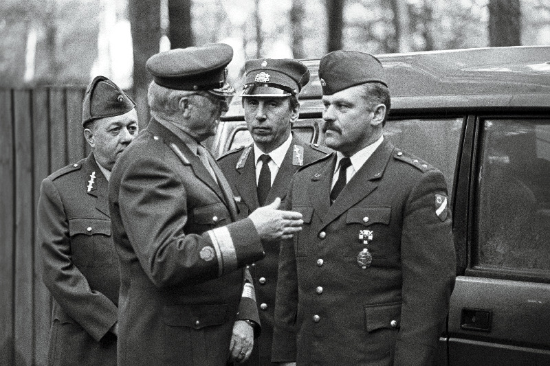 Eesti Kaitseväe juhataja kindralmajor  Aleksander Einseln (ees vasakult) ja Läti Kaitseväe juhataja kolonelleitnant Juris Dalbinš Balti riikide kaitseväe juhtide kohtumisel Tallinnas.