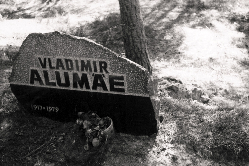 Viiuldaja professor Vladimir Alumäe hauakivi Metsakalmistul.