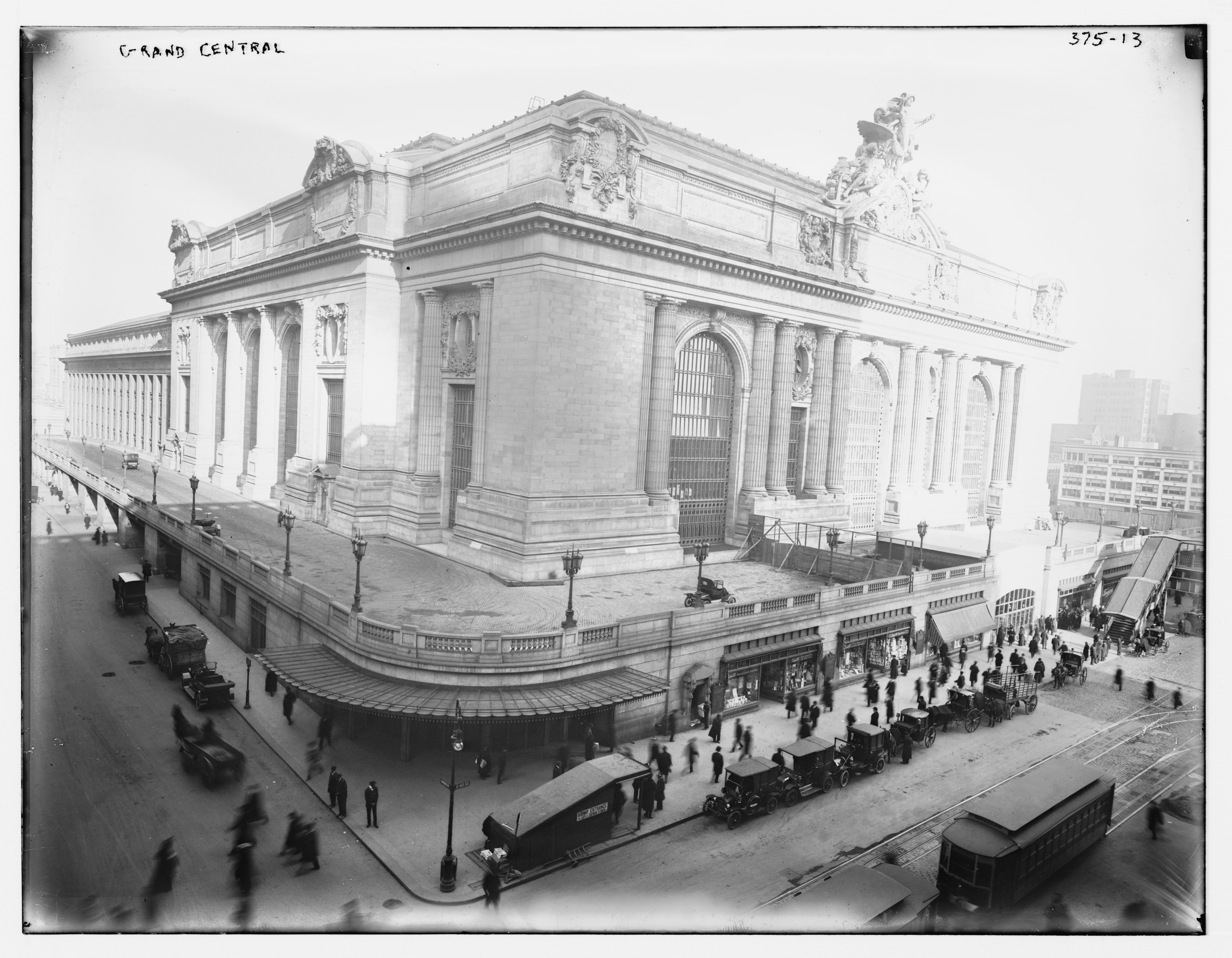 Grand Central Station LCCN2014681831 - Title: Grand Central Station
Abstract/medium: 1 negative : glass ; 8 x 10 in.