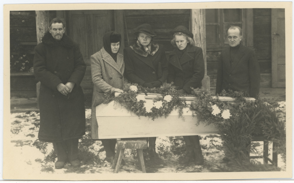 Perekond Hugo Odenbergi kirstu kõrval