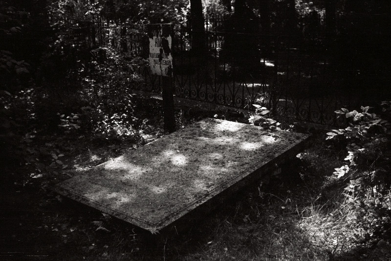 Keeleteadlase ja usutegelase Eduard Ahrensi hauaplaat Kuusalu kalmistul.