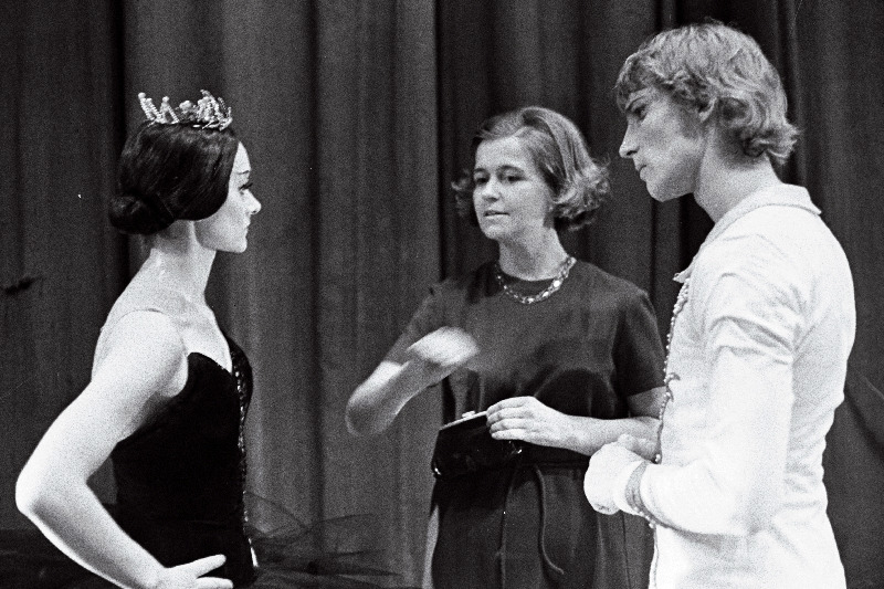 P. Tšaikovski ballett "Luikede järv" vaheajal jagab RAT "Estonia" ballettmeister-repetiitor ENSV teeneline kunstnik Helmi Puur (keskel) oma kogemusi ENSV rahvakunstnikule Tiiu Randviirule ja ENSV teenelisele kunstnikule Tiit Härmile.