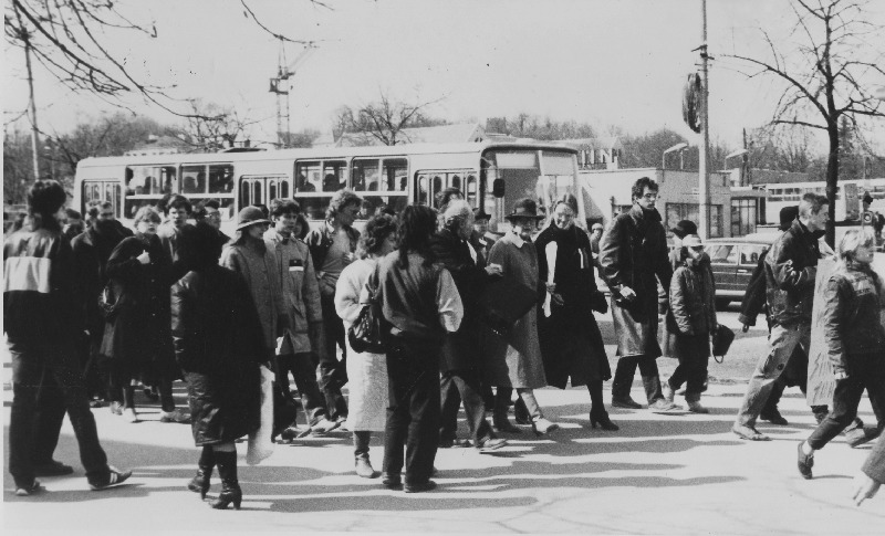 Muinsuskaitsepäevade üritused Tartus. 15.-17.04.1988. Inimesed sini-must-valgete käelintidega