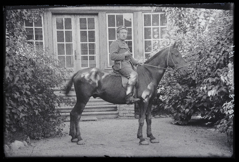 Sõjaväelane Kuusk hobusel.