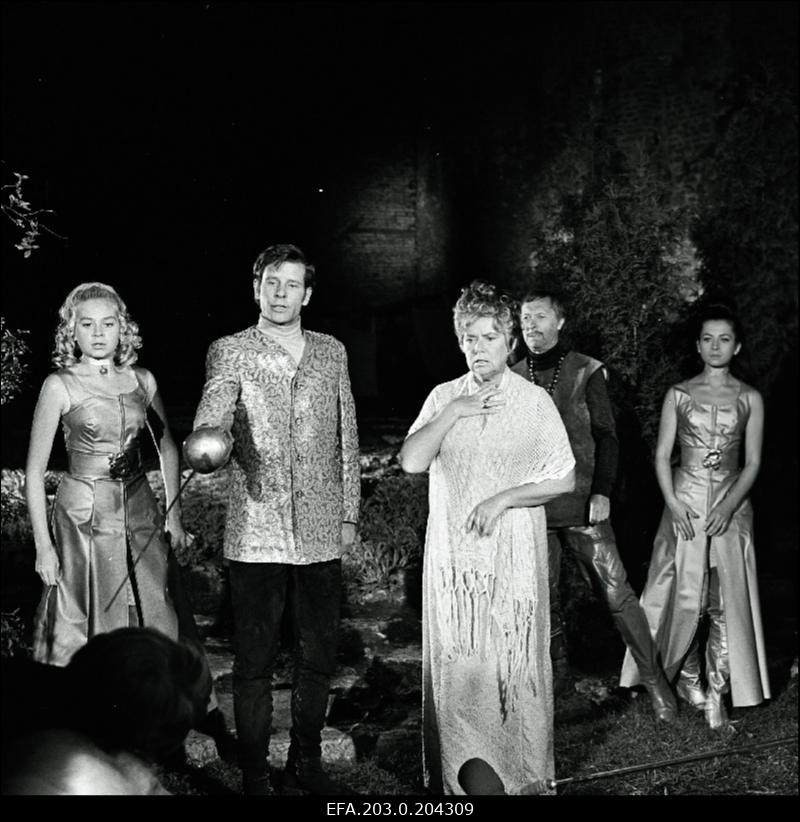 Tallinnfilmi mängufilm "Don Juan Tallinnas". Lucia (Merle Aru), Komtuur (Jaak Tamleht), Donna Laura (Sophie Sooäär), Don Ottavio (Ants Eskola), Rosita (Irina Kuberskaja).