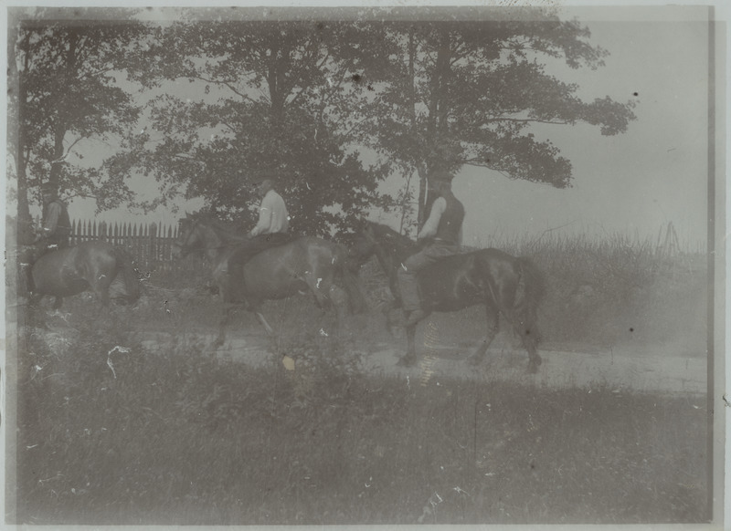 Mõisa töömehed-ratsanikud tööle minemas