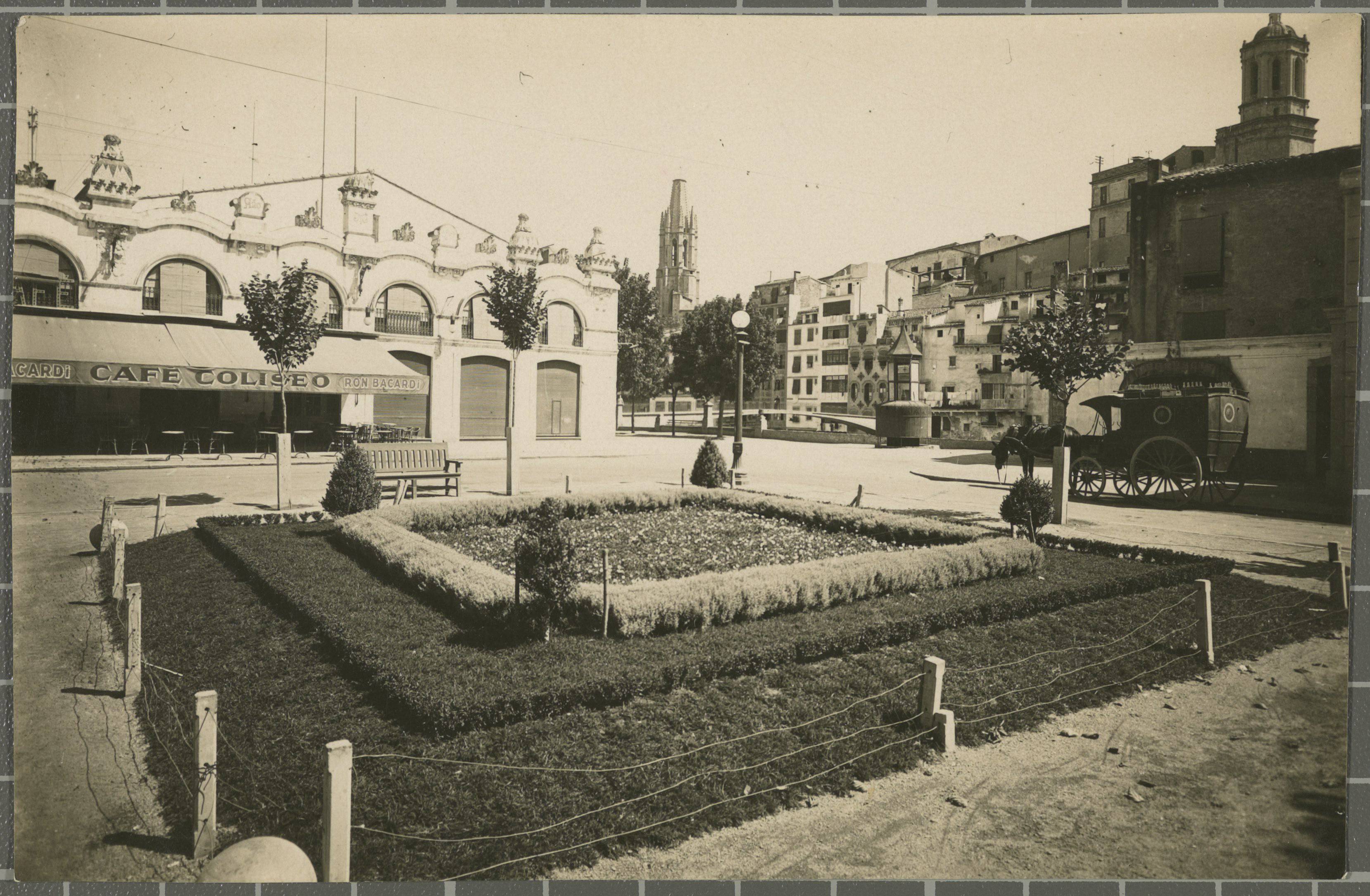 Gerona - Independence Square - The Imperial Colosseum cinema in Independence Square On the right, the start of the ride Josep Canalejas Gomez bridge over the river Onyar. In the background, the bell church of Sant Feliu and the Cathedral of Girona.