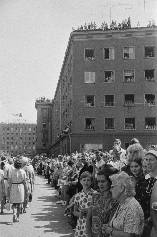 Eesti NSV XVII üldlaulupeo rongkäigu pealtvaatajad Narva maanteel.