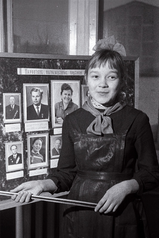 Narva 9. 8- klassilise kooli Lenini muuseumi leninliku staabi liige Nataša Kuzmina stendi juures seletusi andmas.