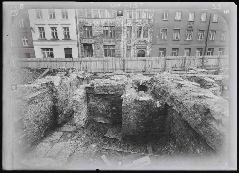 Tallinn. Kvartal nr 37. Ehitusarheoloogia. Harju tänava stereofotogramm-meetriline mõõdistamine.