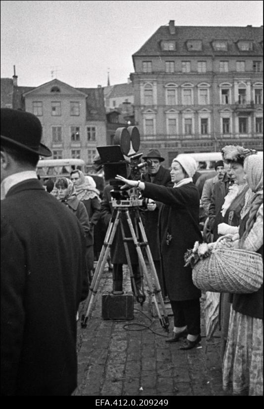 Režissöör Leida Laius ja operaator-lavastaja Mihhail Dorovatovski Tallinnfilmi mängufilmi "Mäeküla piimamees" võtetel Raekoja platsil.