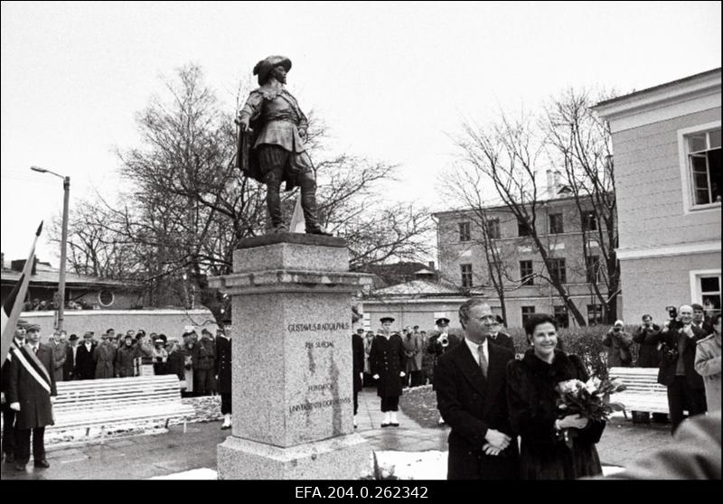 Rootsi kuningas ja kuninganna Tartus Gustav II Adolfi vastavatud kuju juures.