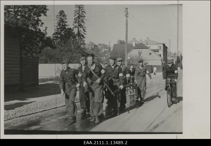 Kaitseliidu Tartu maleva õppurmalevkonna kevadpidustused Tartus 17.05.1936, sündmuse raames toimunud rännakvõistlusel esimesele kohale tulnud meeskond teel läbi linna