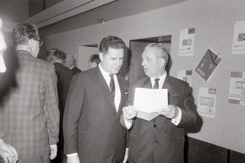 Vabariiklikus Teaduslik-Tehnilise Propaganda Majas avatud Saksa Demokraatliku Vabariigi elektrotehnika alaste toodete kataloogide ja prospektide näituse toojad Moskvas asuva Saksa DV kaubandusesinduse osakonnajuhataja asetäitja Gonrad Ulrich (vasakul) ja rändnäituse direktor Walter Kapsch.