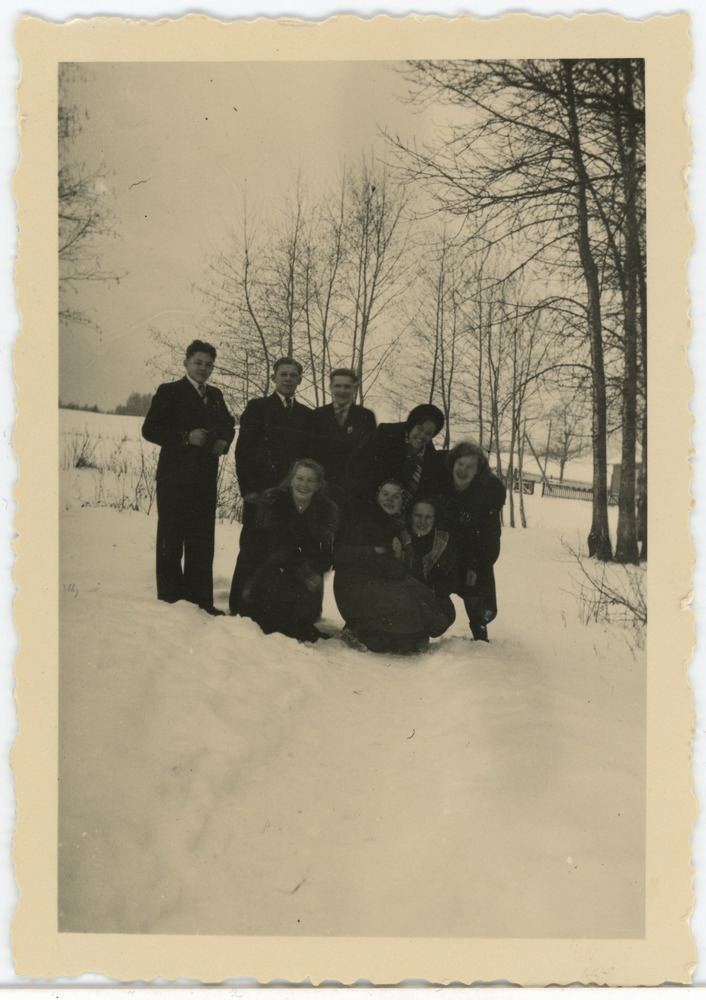 Grupp inimesi lumisel maastikul