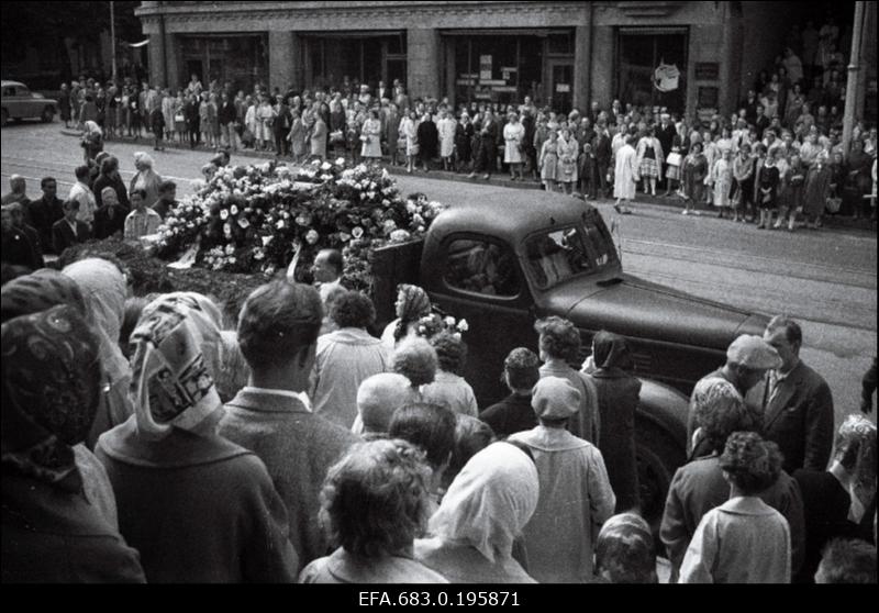 Kirjaniku ja tõlkija Paul Viidingu matused, ärasaatmine Draamateatri ees Pärnu maanteel.