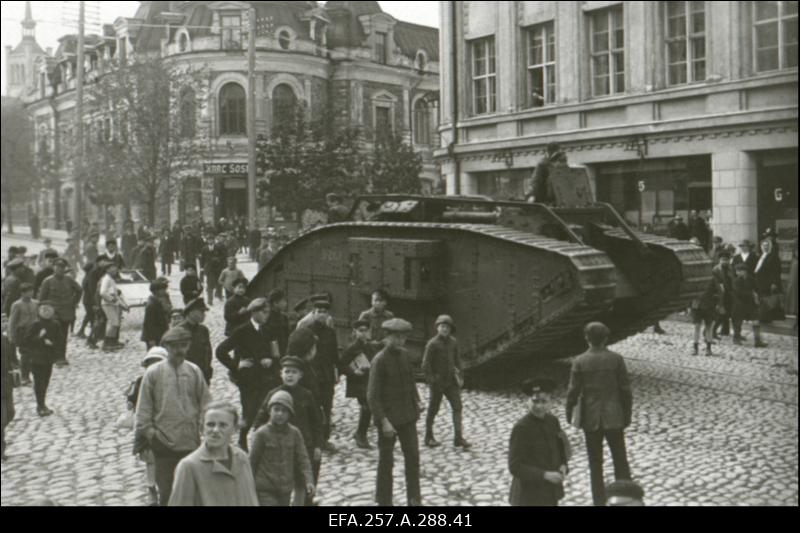 Suurbritannia poolt Tallinna linnale Vabadussõja mälestuseks kingitud tank Mark V Pärnu maanteel.