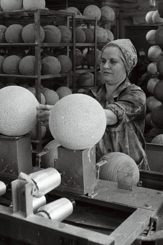 Kummitoodete vabriku "Tegur" kommunistliku töö eesrindlane Saima Erdmann.