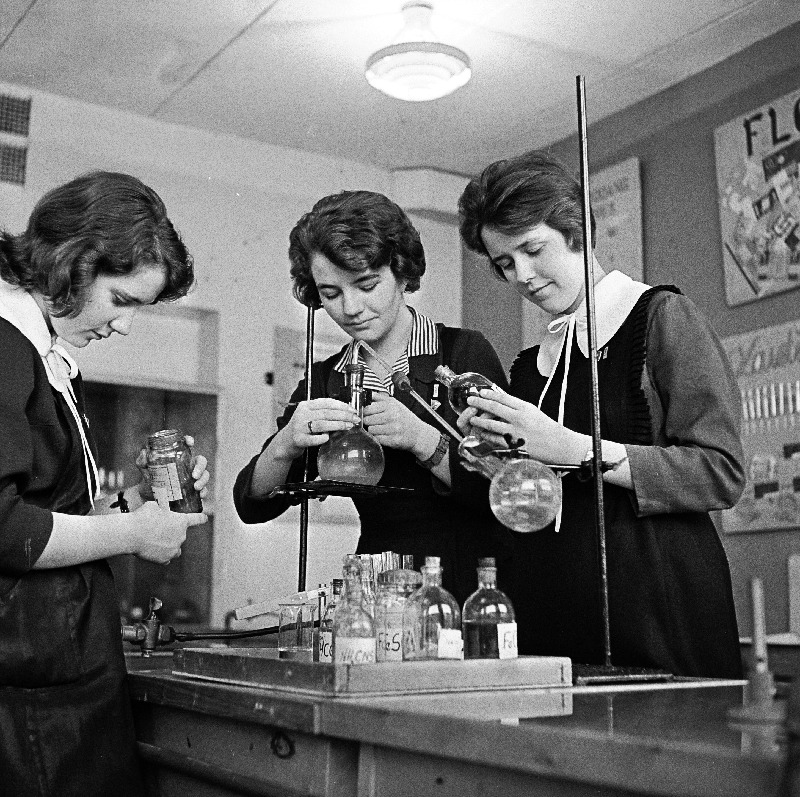 Tund Tallinna 46. Keskkooli keemiaklassis.