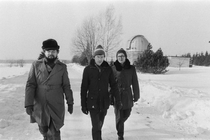 Tartu Astrofüüsika Observatooriumi teadur Tõnu Tuvikene tutvustab Nõo Keskkooli õpilastele Annes Lehele ja Eduard Meosele observatooriumi.