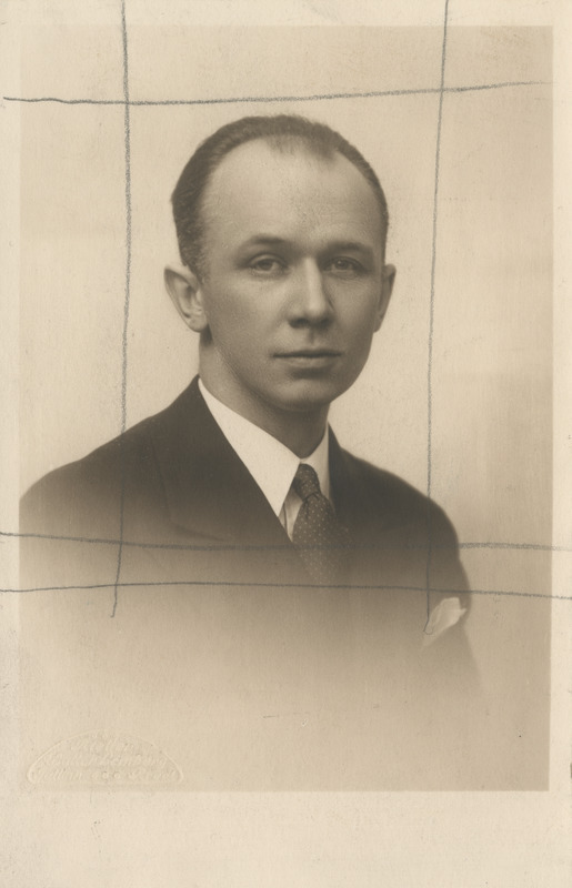 Karl Rähesoo, eesti farmatseut, Rohuteadlaste Koja direktor. 1934, keemiavabriku Aroom juhataja Tallinnas, 1940 apteegi omanik Pärnus, portreefoto