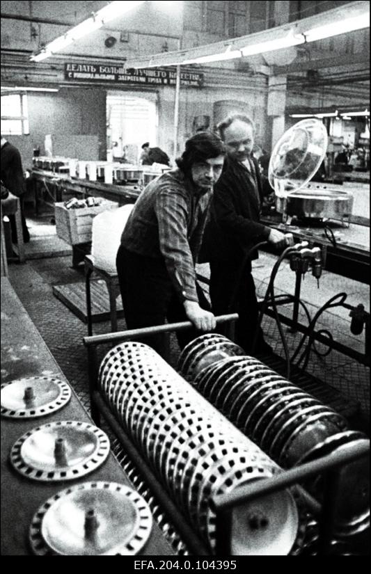 Pärnu Masinatehase montaažiosakonna brigadir Aleksander Kuzmin ja lukksepp Vladimir Baronov monteerivad koorelahutajaid.