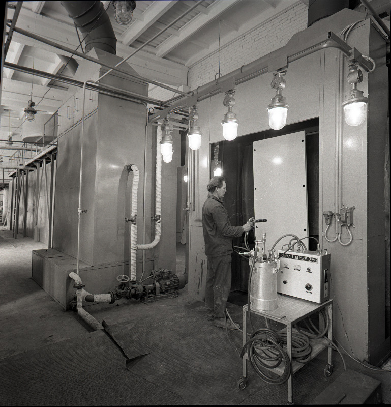 Värvimine ETKVL-i Tootmiskoondise "Rakvere" külmkappide tsehhis.