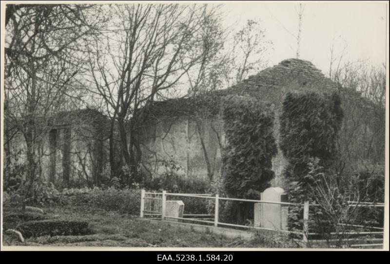 Matusekabel Lüganuse kirikuaias