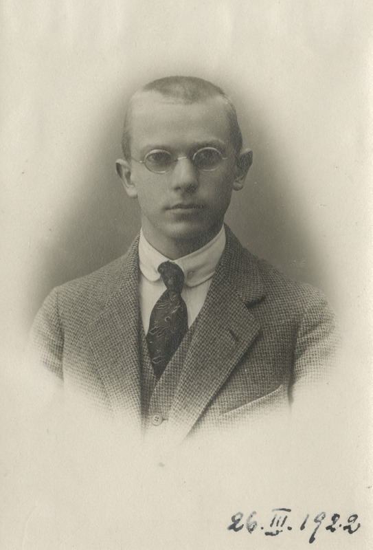 Eesti üliõpilaste seltsi "Veljesto" liige Harry Moora, portreefoto