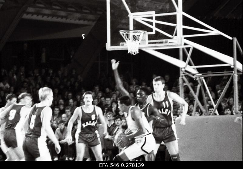 Kalevi korvpallimeeskond mängimas Kalevi spordihallis