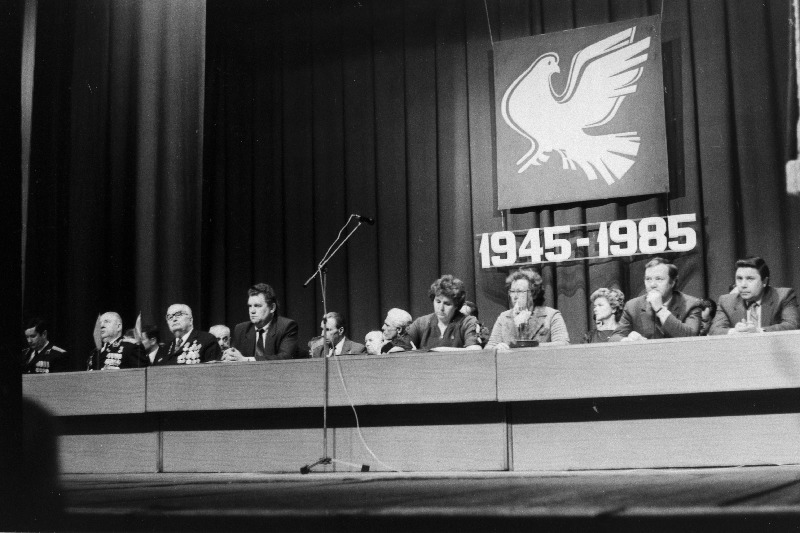 Võidupüha tähistamise piduliku koosoleku presiidium.