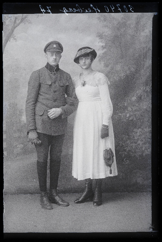 Sõjaväelane Heiberg naisega.
