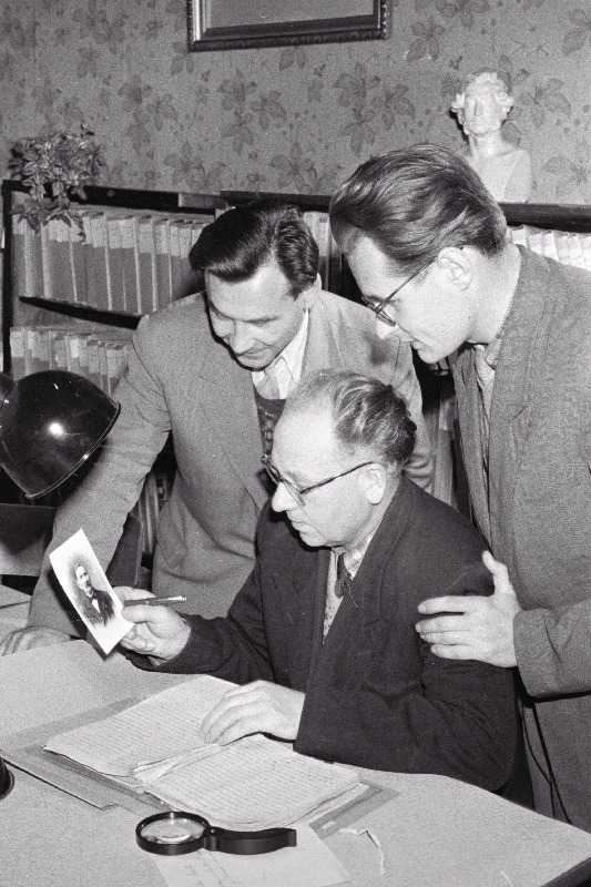 Kirjandusteadlased filoloogiakandidaat Juhan Käosaar (keskel), aspirant Jaan Toomla ja Abel Nagelmaa (vasakul) G. Maltsa käsikirja ja fotoga tutvumas.
