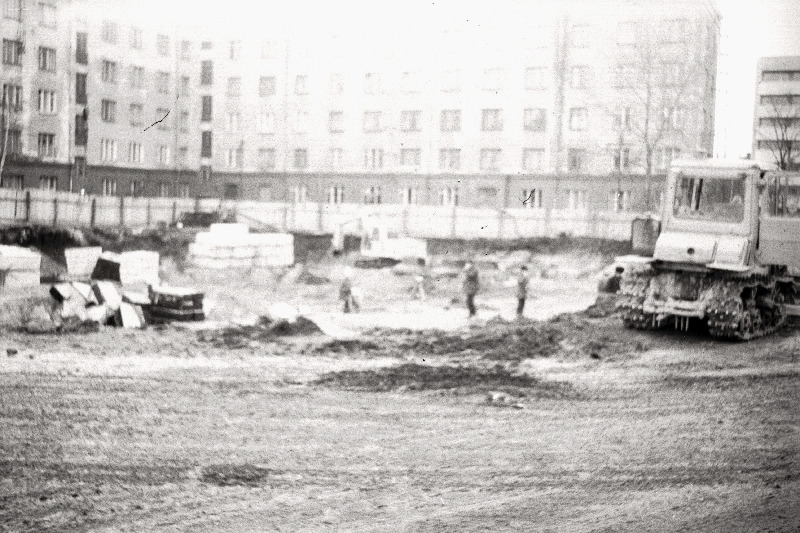 Lastepolikliiniku vundamendi rajamine (endise Kirikuaia ja Kesk-Liiva  6 kohale), tagaplaanil  Kingissepa t elamu tagakülg.