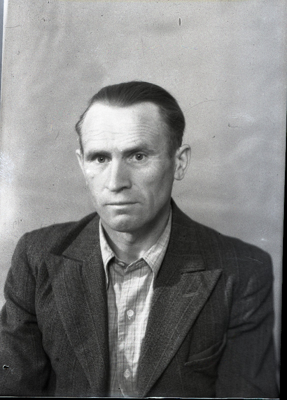 Pohl, Gustav Priidu poeg - Tallinna Linna Heakorratrusti paetahuja, 1947. a I kvartali kutseala parim.