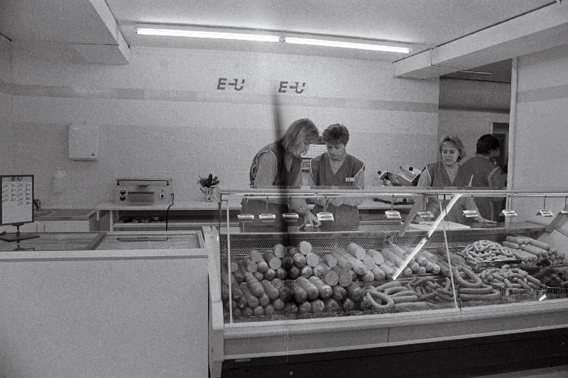 "Sakala" poe avamine pärast renoveerimist, "Viktoria" kaupluse avamise eel (õunad, apelsinid, banaanid). Abestocki hulgimüügiladu.