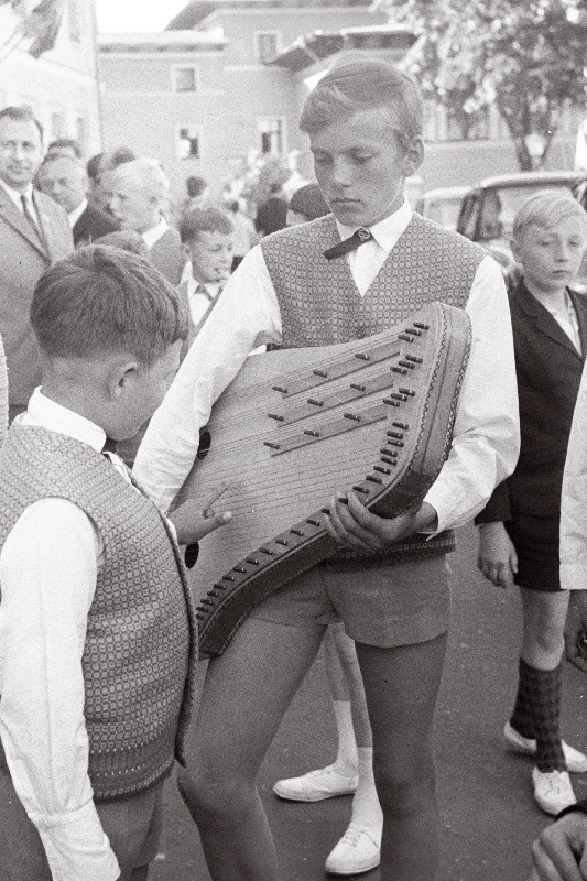 J. Tombi nim Kultuuripalee poistekoori liikmed Tartu juubelilaulupeo ajal toimunud mees- ja poistekooride võistulaulmisel saadud esikoha - kandlega.