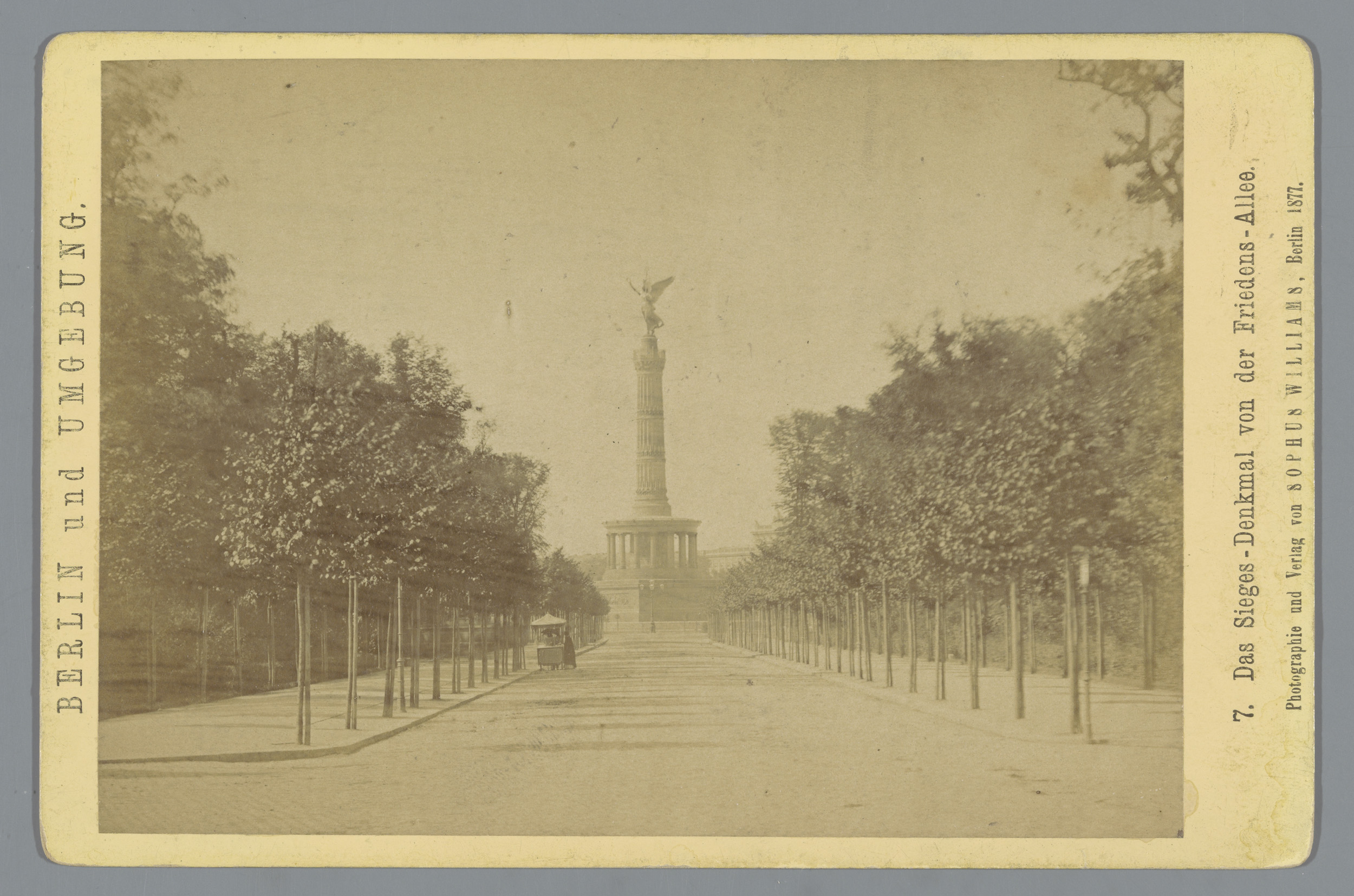 Berlin und Umgebung, Das Sieges-Denkmal von der Friedens-Allee, Gezicht op de overwinningszuil op de Friedens-allee te Berlijn