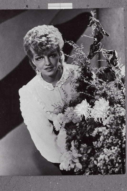 Estraadilauljatar Marju Länik.