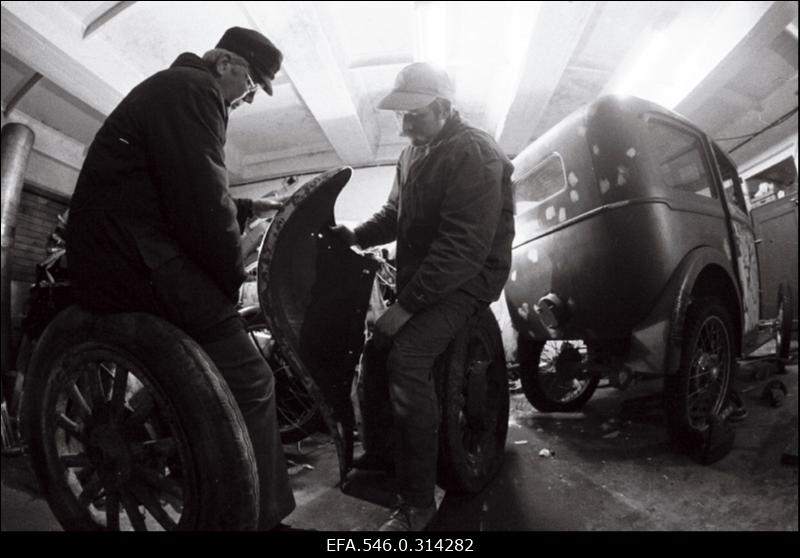 Vanaautoklubi Unic inimesed autosid remontimas.