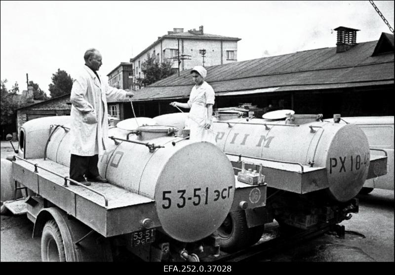 Tallinna Autobaasi nr. 16 piimatsisternid Tallinna Piimatoodete Kombinaadile piima toomas.