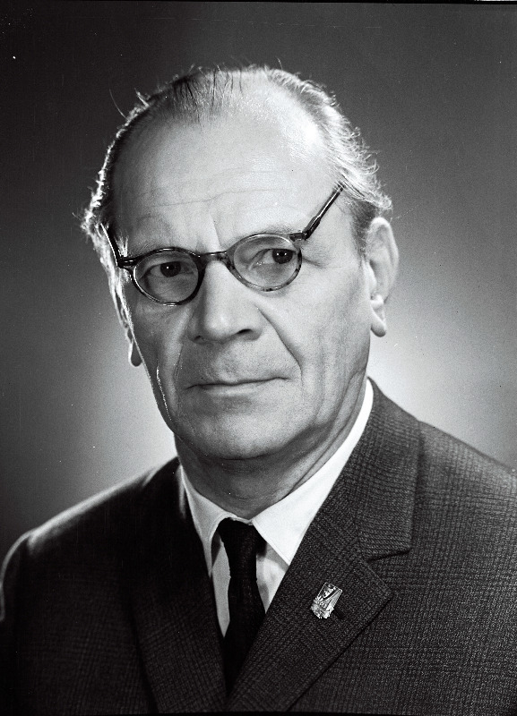 Nuude, Rudolf - V. Kingissepa nimelise TRA Draamateatri näitleja.