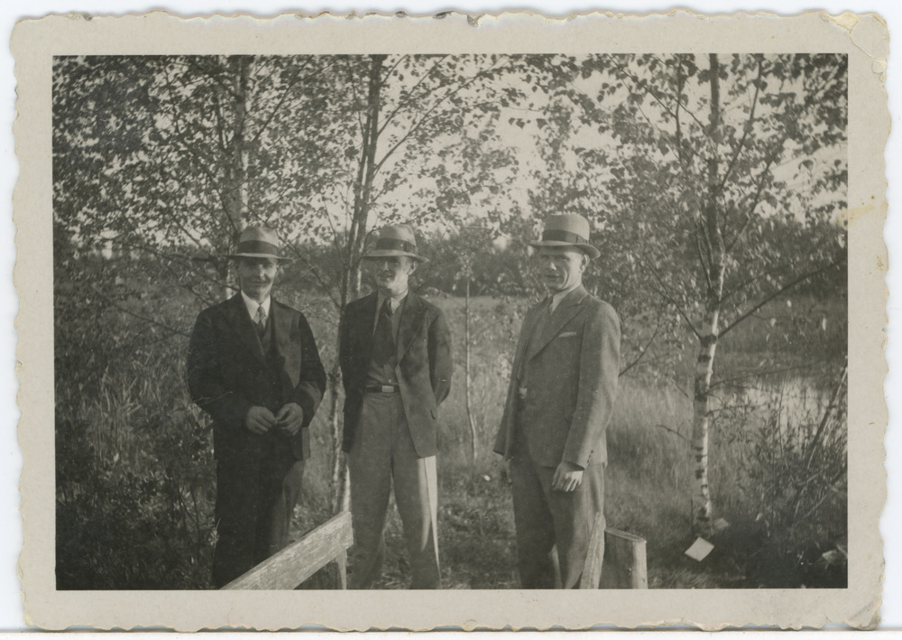 Kolm meest puude vahel seismas