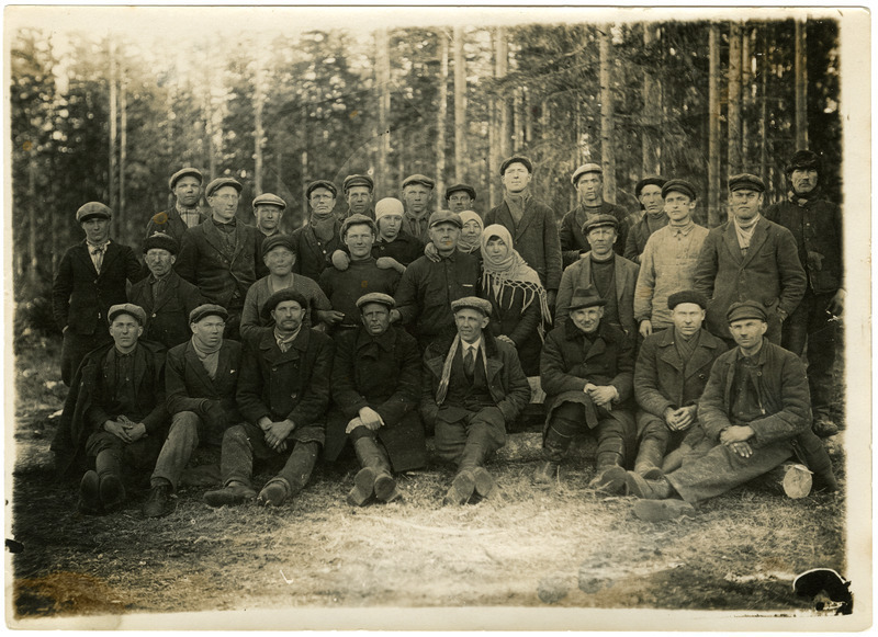 Seltskond saeveski töölisi Koljaku metsas, grupifoto
