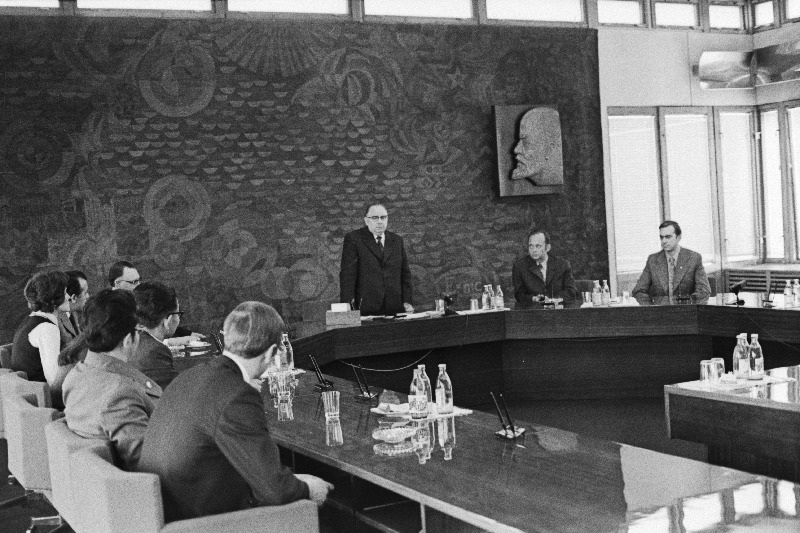 ÜLKNÜ XVII kongressi delegaadid ja külalised vastuvõtul EKP Keskkomitees. Kõnega esineb EKP Keskkomitee esimene sekretär J. Käbin.