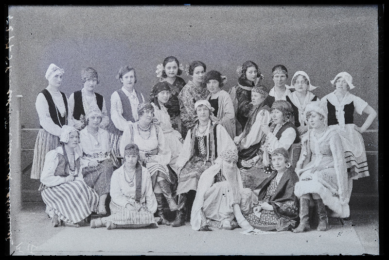 Naiskodukaitsjad rahvariietes.