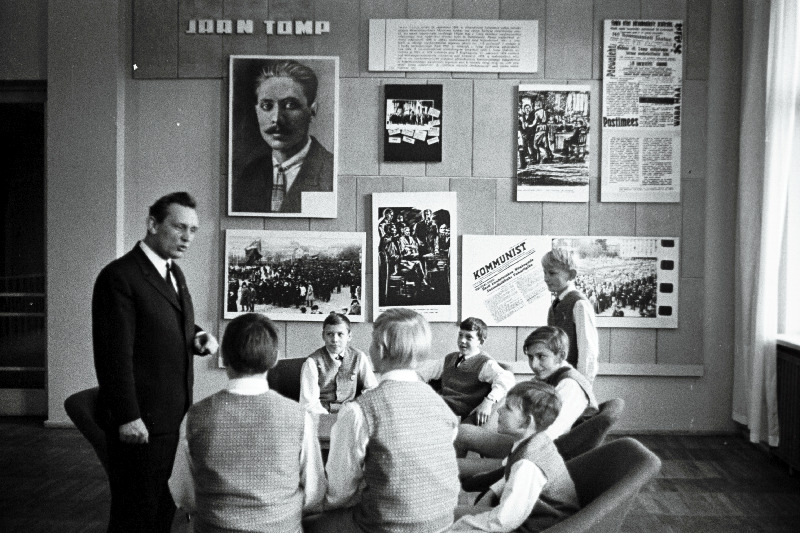 J. Tombi nim Kultuuripalee poistekoori dirigent Uno Järvela koos koori liikmetega kultuuripalees.